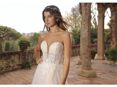 Which neckline should you choose for your wedding dress? 