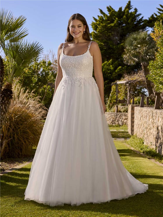 Vorderseite Prinzessin Brautkleid mit Rundhalsausschnitt mit V-Rücken aus Tüll DAHJENNE