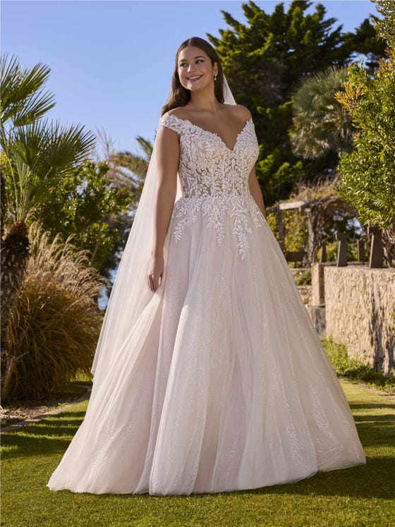 Vorderseite Prinzessin Brautkleid mit schulterfreiem Ausschnitt aus Tüll LELIES