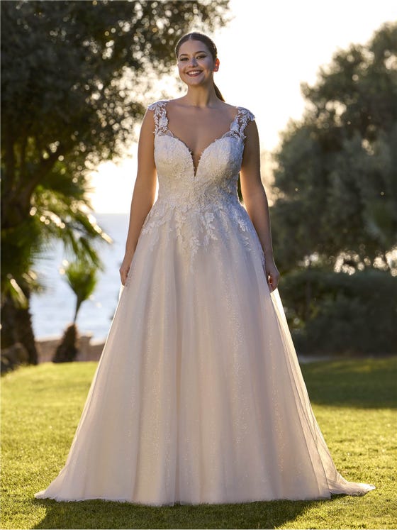 Vorderseite Prinzessin Brautkleid mit herzförmigem Ausschnitt aus Tüll NISRINE